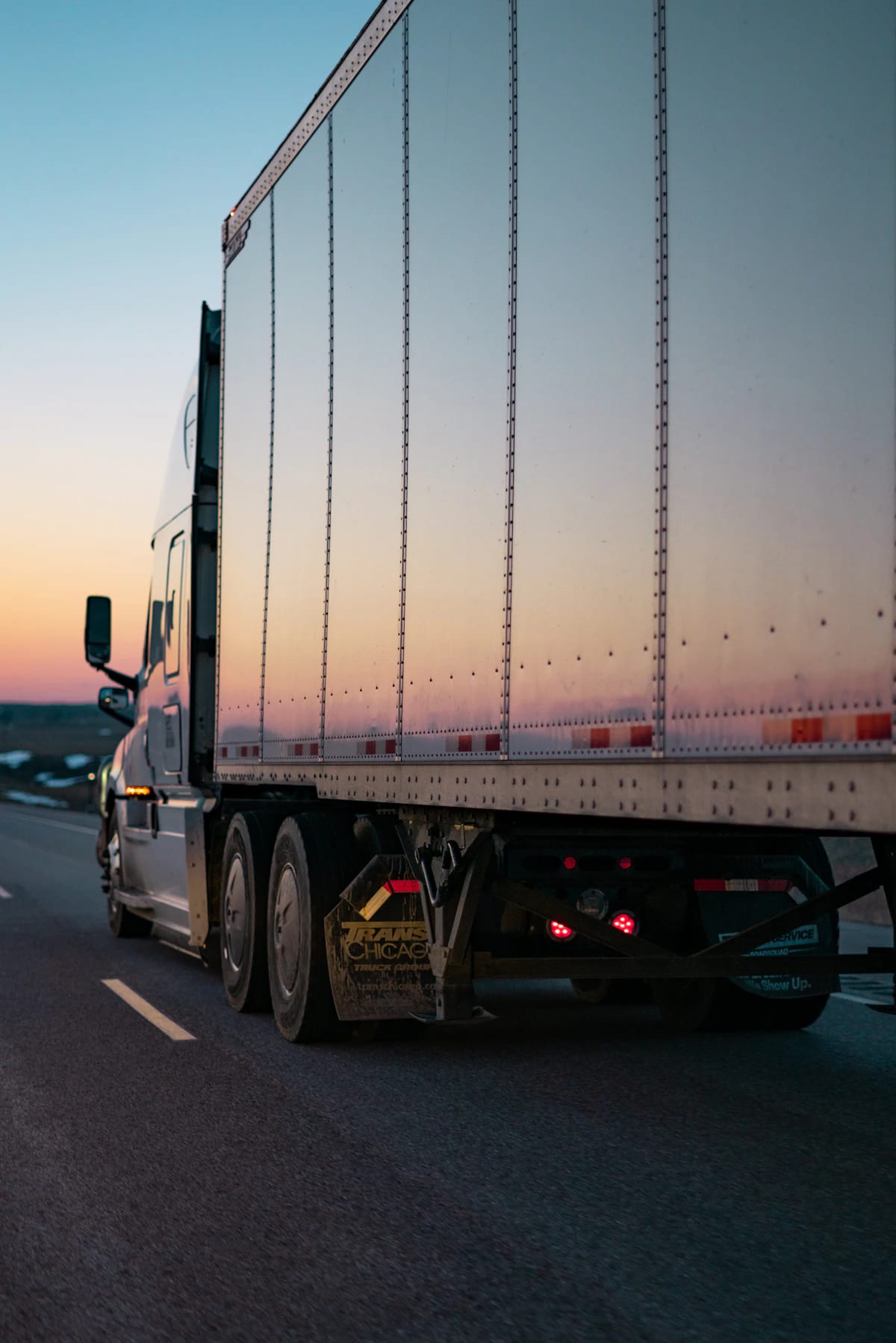 Ciężarówka na autostradzie o zachodzie słońca